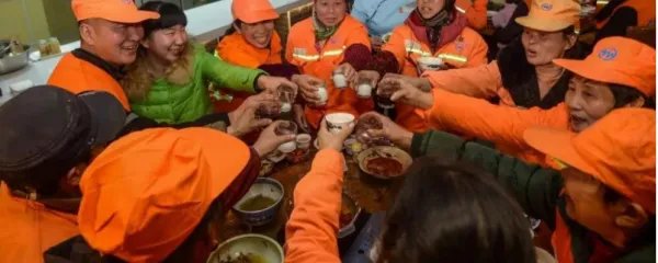 长沙餐馆老板连续13年请环卫工吃团圆饭,你如何看待他们的暖心之举?