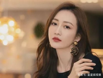王鸥被小鲜肉探班,两人酒店过夜后挽手出门,是恋情曝光了吗?