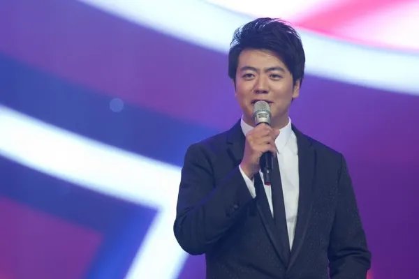 郎朗没“帮”老婆拿行李被谴责,凭什么男人一定要帮女人拿行李?