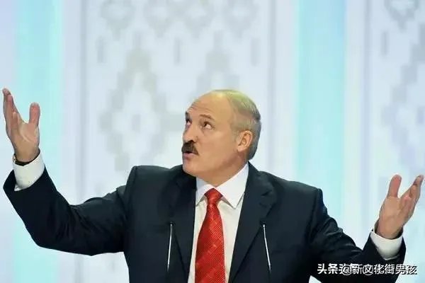卢卡申科持枪亮相总统府,但枪里没有弹匣,这能说明什么?