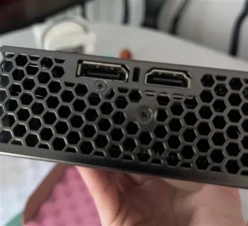 玩家买到诡异的卡皇GTX Titan X,竟然少了三个接口