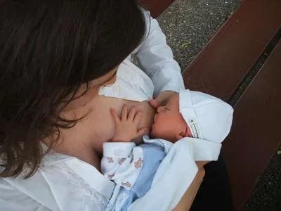 婴儿喂母乳的正确姿势