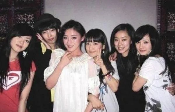 他苦追袁姗姗四年,后与王鸥订婚,还是杨幂同学,他究竟是谁?