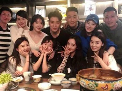 他苦追袁姗姗四年,后与王鸥订婚,还是杨幂同学,他究竟是谁?