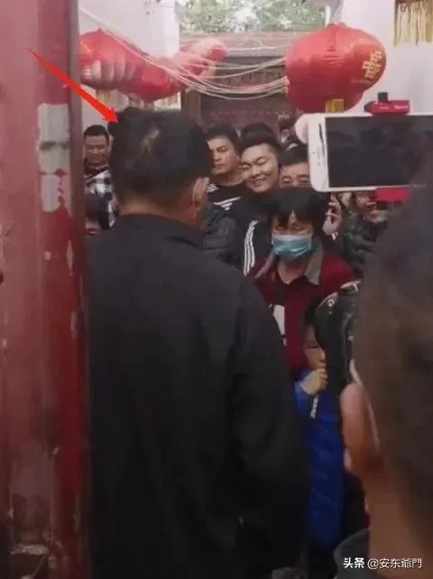 大衣哥朱之文家门被踹后,封村、集市被叫停等,到底谁损失了?