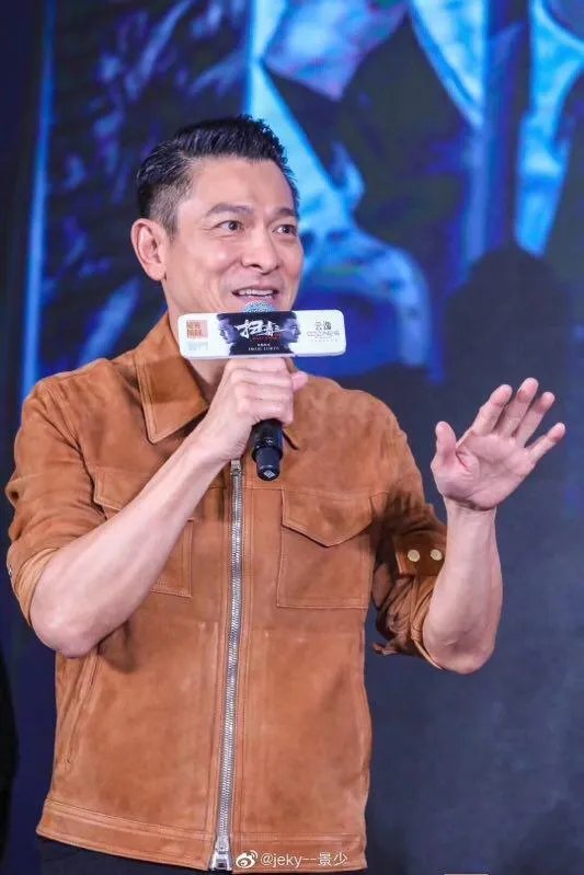 刘德华是华人的骄傲,更是艺人里的楷模。谁近距离见到过刘德华,说说有什么样的感受?