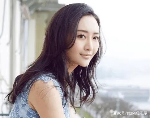 王鸥被小鲜肉探班,两人酒店过夜后挽手出门,是恋情曝光了吗?