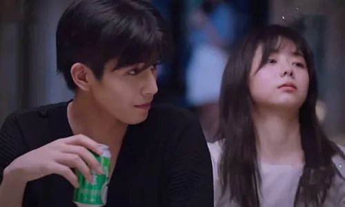 甜中带尴尬,谭松韵宋威龙树咚吻被百人围观,明星表演怎样做到旁若无人?