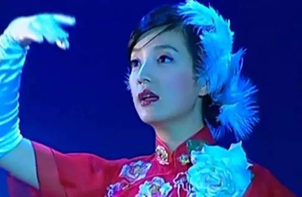 依萍在第几集唱过《情深深雨蒙蒙》这首歌