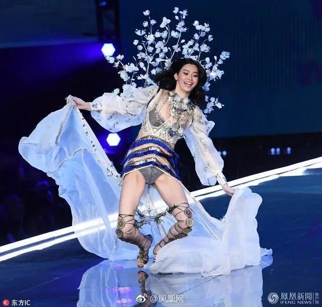 #维密大秀#有哪些维密天使曾经在维密T台上跌倒过?