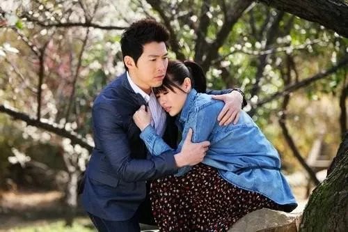 在大多数感情里，为什么男生越爱越浅，女生却越陷越深？