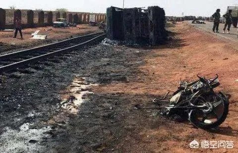 尼日尔一油罐车翻车民众疯狂抢油,突然爆炸58人当场死亡,你怎么看?