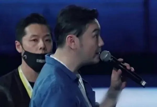 阿Kenn怎么了,为何会突然抱头痛哭?