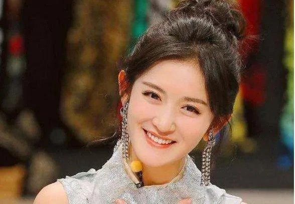 谢娜发文宣布怀二胎，赵丽颖又该买锁了吗