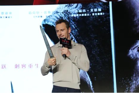 法鲨性感亮相《刺客信条》中国首映式