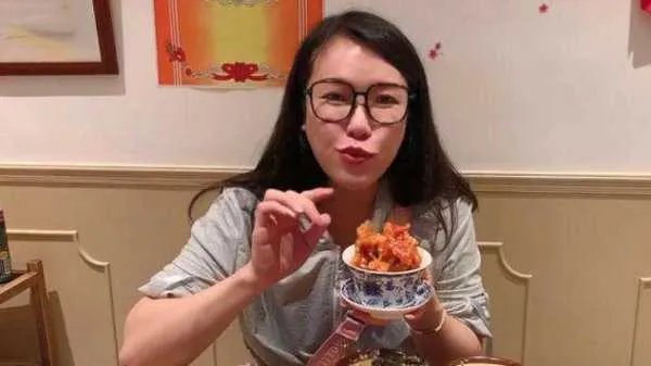 李子柒VS浪胃仙解约,为何网民评价完全相反?