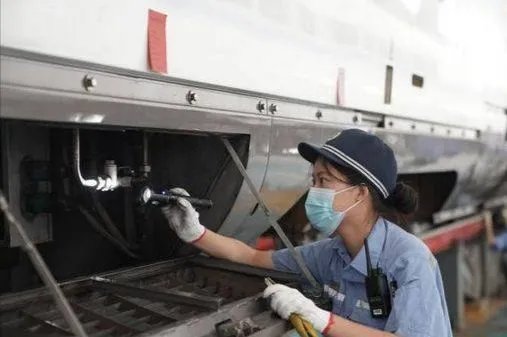 广西女生在动车上维护修理,她的主要工作是什么?