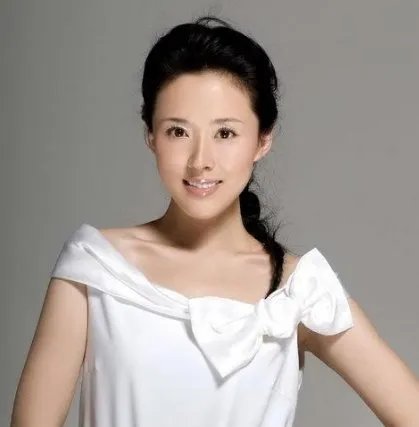 她是赵薇同学，曾被曝靠潜规则上位，你认识她吗？