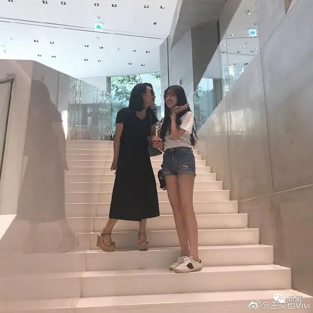 王中磊闺女晒长腿照,娱乐圈大佬们的千金都长什么样?