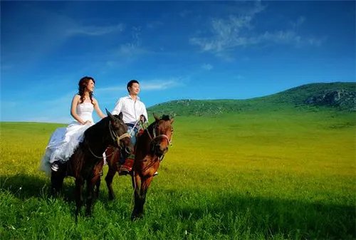 草原婚纱摄影景点推荐 草原拍婚纱照需要准备什么