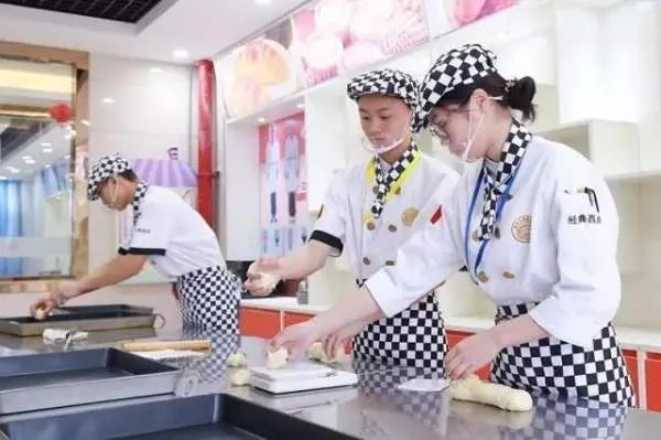 烘焙学校学费一般是多少?