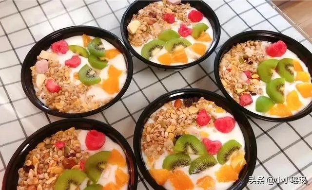 最近很烦恼,开了一家水果捞的饮品店,生意不怎么样一天就四五单。吃饭钱都不够,各位网友有什么好办法吗?
