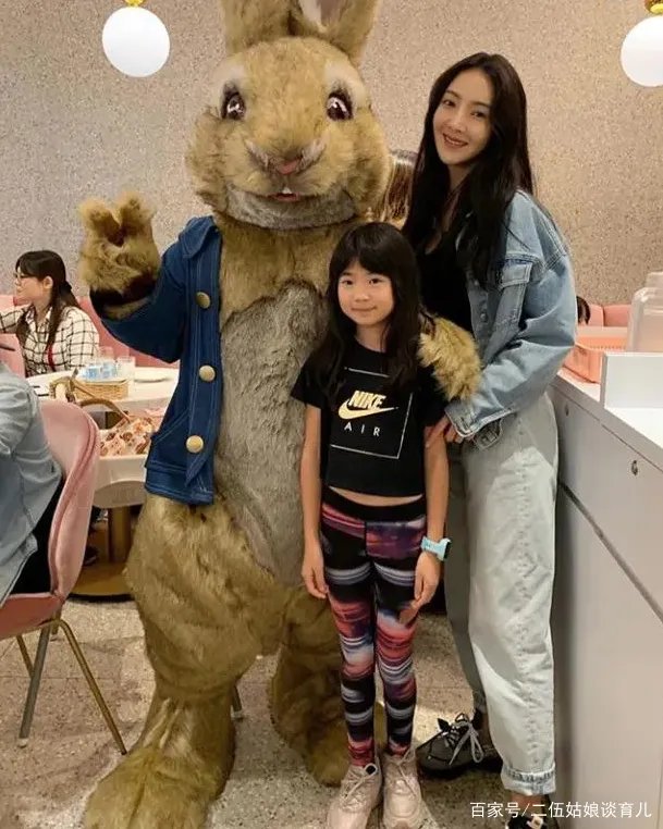 曹格夫妇为女儿庆生,10岁Grace颜值开挂,身材似模特,你怎么看?