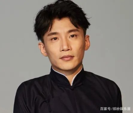 王鸥被小鲜肉探班,两人酒店过夜后挽手出门,是恋情曝光了吗?