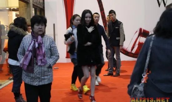 董洁婚变后现身捞金 双腿裸露“美丽冻人”！