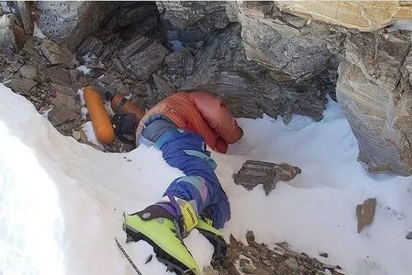 珠穆朗玛峰最著名的一具尸体:为何长达20年无人掩埋?