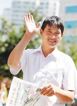 大衣哥家门被踹上热搜,如何看待大衣哥村子里的人?