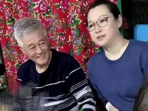 赵本山一家坐炕头直播吃饭，赵本山那么有钱，为何伙食有点差？