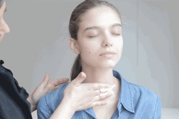本人皮黄,混合皮肤,毛孔有点粗,很想买一种适合自己的护肤品,怎么选择?