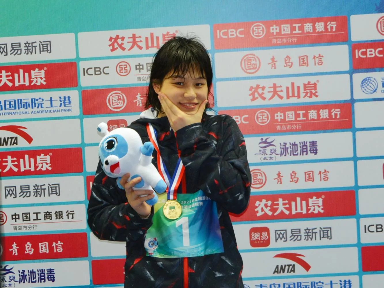 浙江小将余依婷刷新了世界纪录!她今日所获得的成绩离不开什么?