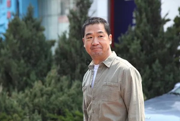 张国强和张国立是什么关系