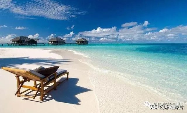 onthebeach和atthebeach的区别？
