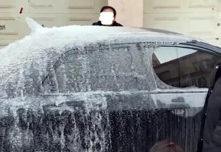 堵车库门不留电话被泼水成冰车,是自作自受还是小题大做?
