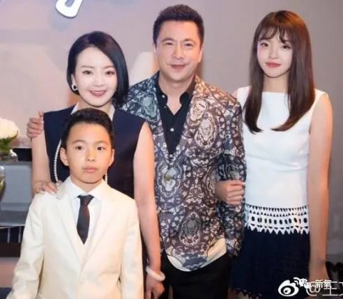 王中磊闺女晒长腿照,娱乐圈大佬们的千金都长什么样?