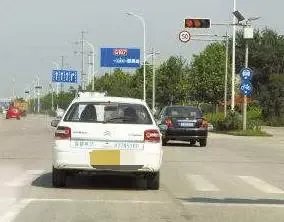 女子开车上路不慎撞死过路老人为什么判他人担责?