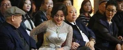 如何评价董卿的长相？