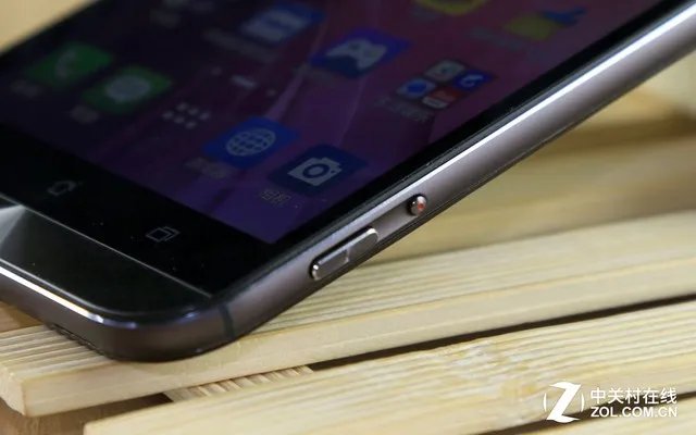 华硕鹰眼ZenFone Zoom:纤薄的3倍光变