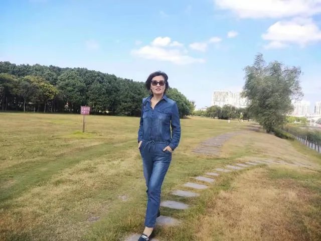 大家能否推荐下适合职场女性的服装品牌?穿上走路带风那种?