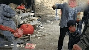 大衣哥家门被踹上热搜,如何看待大衣哥村子里的人?