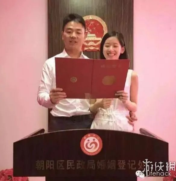 爸爸抱女儿,奶茶妹妹刘强东屋内饭合影 网友：见娘家人？
