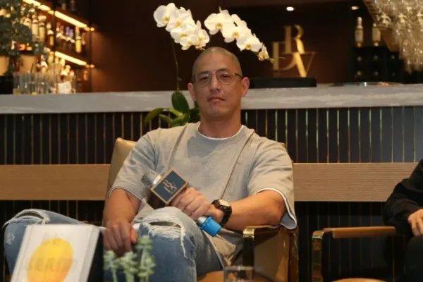 蒋友柏15年童话婚姻破灭后续,女助理上位是真是假?