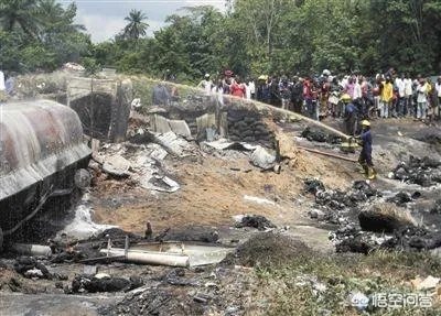 尼日尔一油罐车翻车民众疯狂抢油,突然爆炸58人当场死亡,你怎么看?
