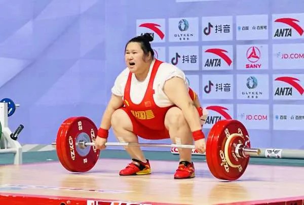 李雯雯轻松打破三项记录,为什么说她天生为举重而生?