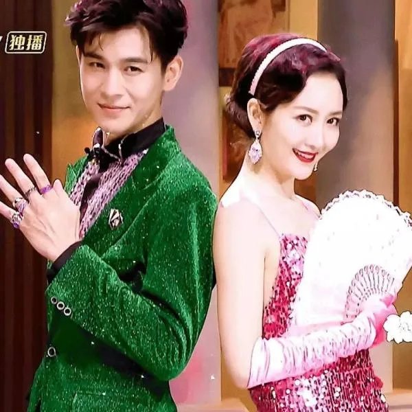 他苦追袁姗姗四年,后与王鸥订婚,还是杨幂同学,他究竟是谁?