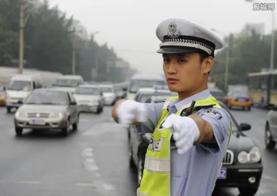女子撩裙为难交警真奇葩 撩裙露肩自导自演非礼大戏
