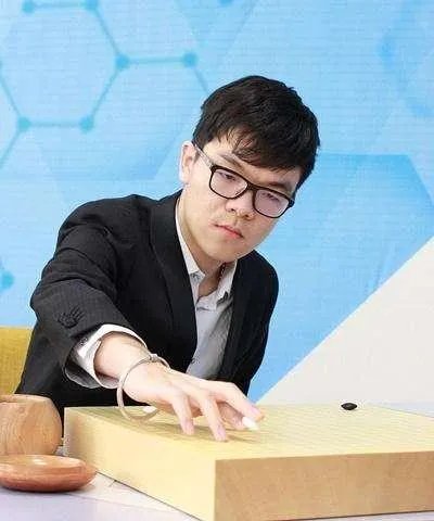 如何评价柯洁20岁5夺世界冠军超越李昌镐纪录？